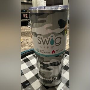 Swig 20 ounce gray camoflouge